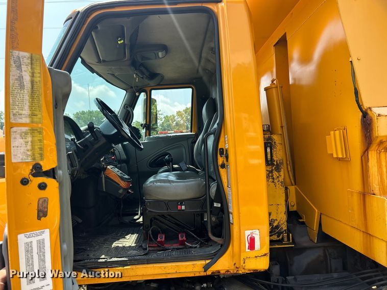 image for item FT6031 2006 International 7400 dump truck