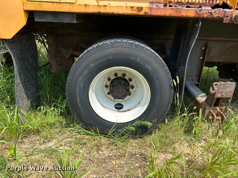 image for item FT6031 2006 International 7400 dump truck