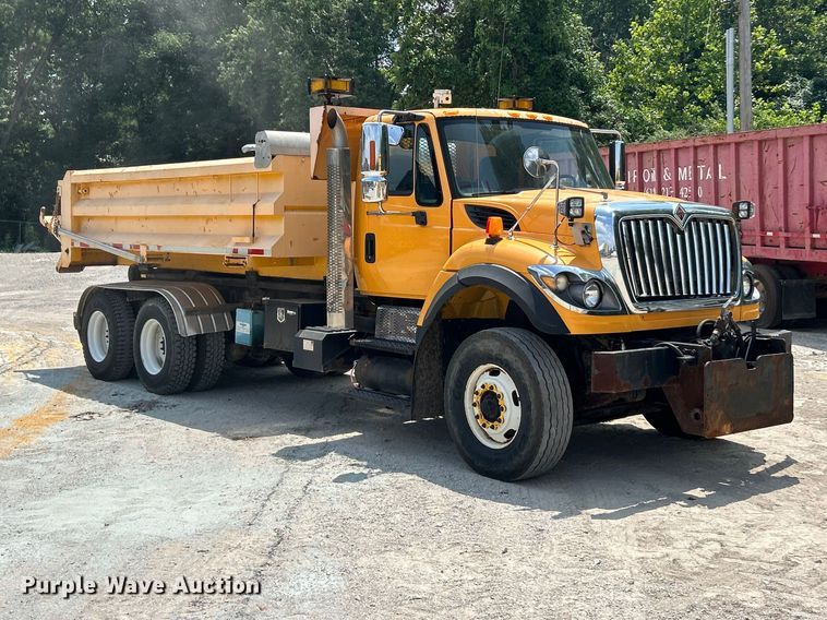 image for item FT6037 2009 International WorkStar 7600  hook lift truck