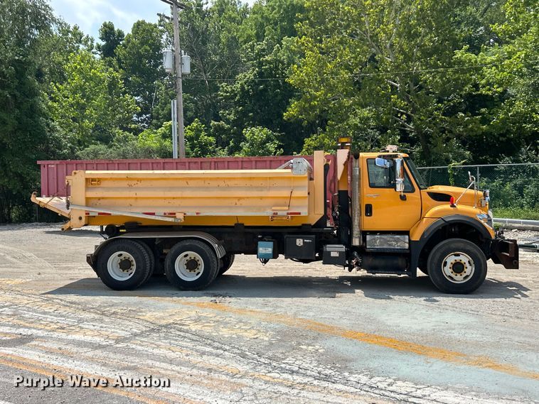 image for item FT6037 2009 International WorkStar 7600  hook lift truck