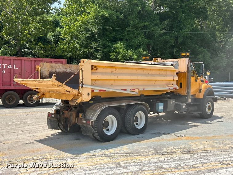 image for item FT6037 2009 International WorkStar 7600  hook lift truck