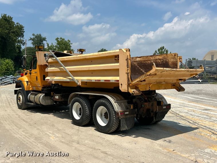 image for item FT6037 2009 International WorkStar 7600  hook lift truck