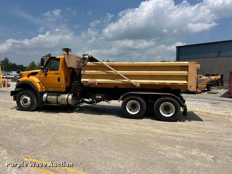 image for item FT6037 2009 International WorkStar 7600  hook lift truck