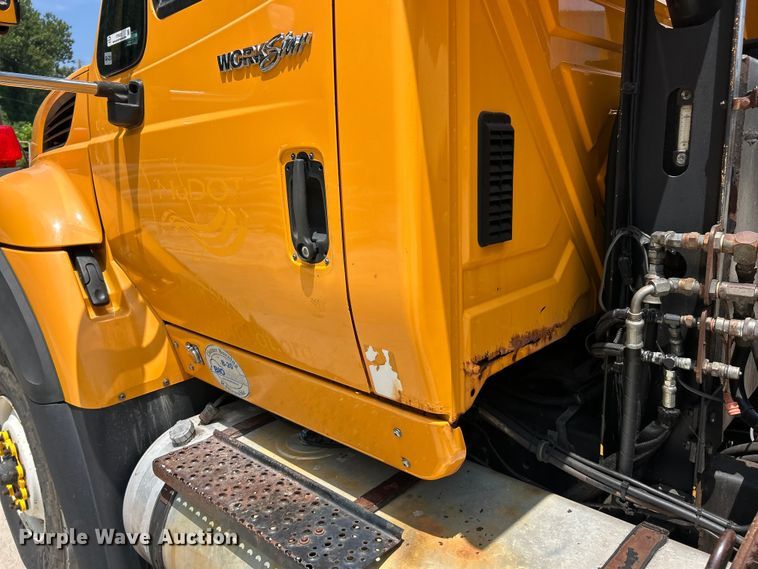image for item FT6037 2009 International WorkStar 7600  hook lift truck