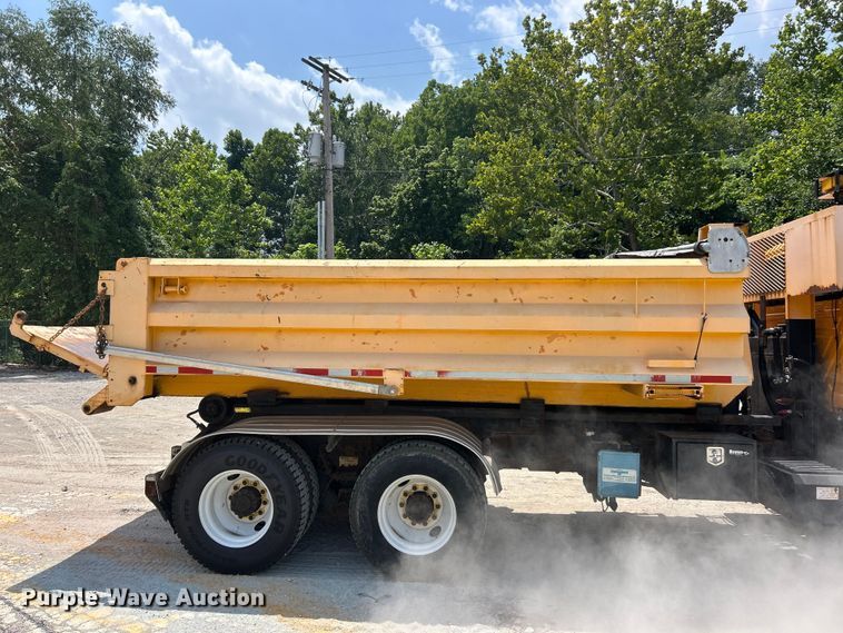 image for item FT6037 2009 International WorkStar 7600  hook lift truck