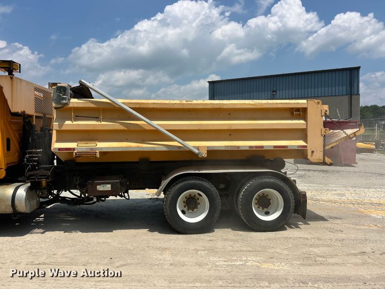 image for item FT6037 2009 International WorkStar 7600  hook lift truck
