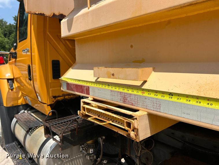 image for item FT6037 2009 International WorkStar 7600  hook lift truck