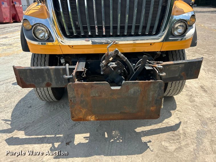 image for item FT6037 2009 International WorkStar 7600  hook lift truck