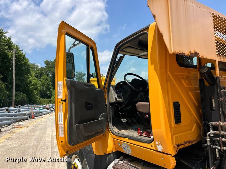 image for item FT6037 2009 International WorkStar 7600  hook lift truck
