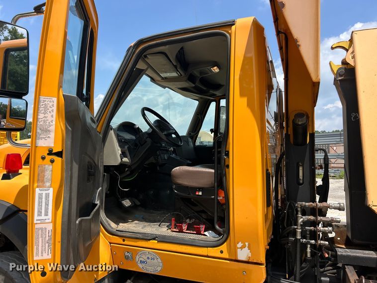 image for item FT6037 2009 International WorkStar 7600  hook lift truck