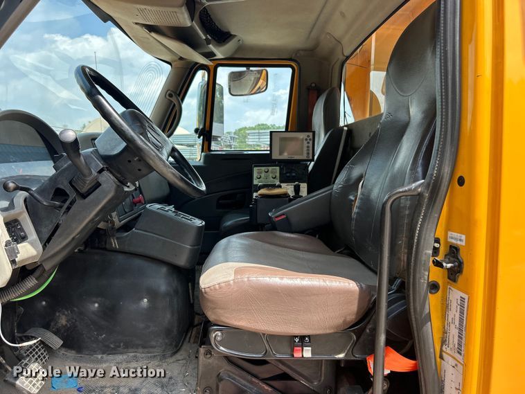 image for item FT6037 2009 International WorkStar 7600  hook lift truck