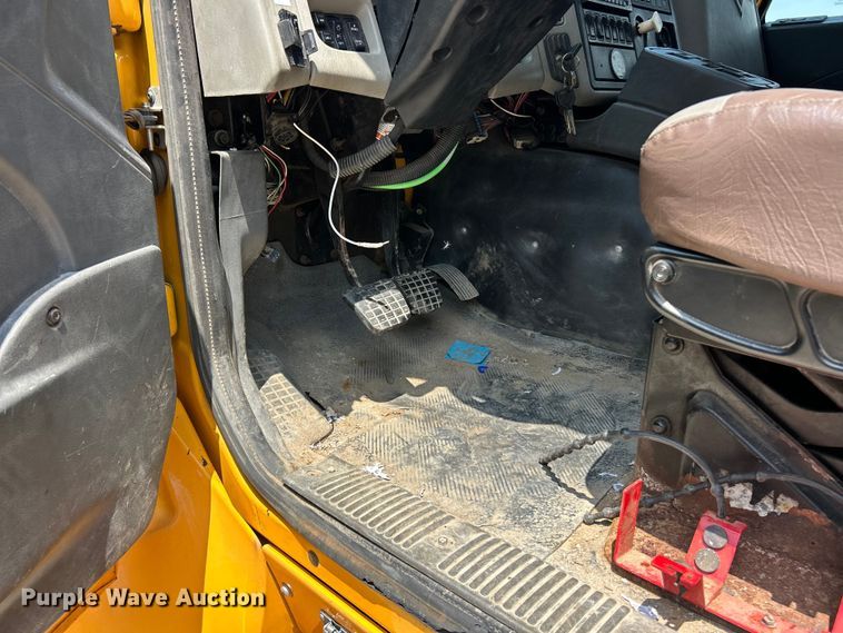 image for item FT6037 2009 International WorkStar 7600  hook lift truck