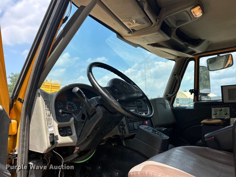 image for item FT6037 2009 International WorkStar 7600  hook lift truck