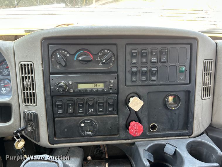 image for item FT6037 2009 International WorkStar 7600  hook lift truck
