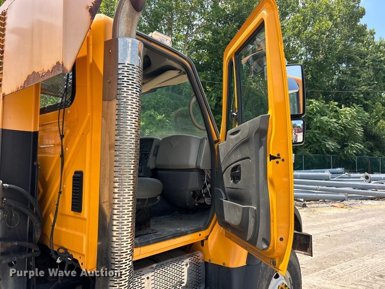 image for item FT6037 2009 International WorkStar 7600  hook lift truck