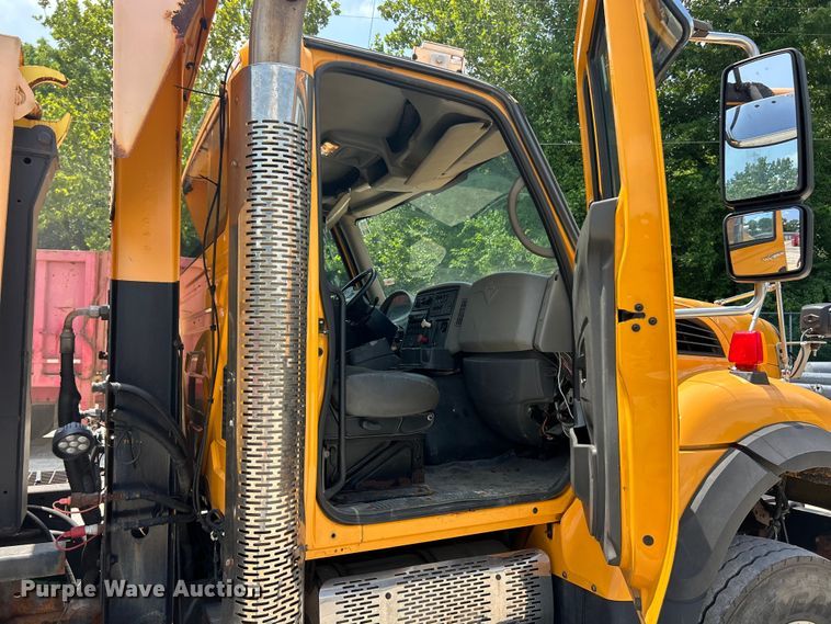 image for item FT6037 2009 International WorkStar 7600  hook lift truck