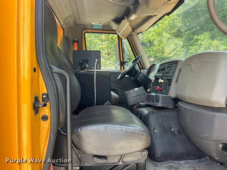 image for item FT6037 2009 International WorkStar 7600  hook lift truck