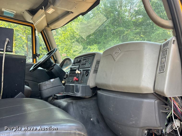 image for item FT6037 2009 International WorkStar 7600  hook lift truck