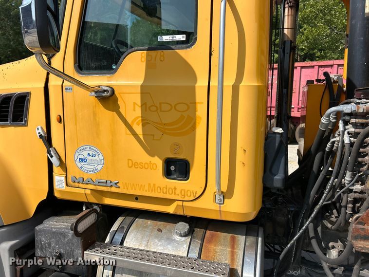 image for item FT6075 2010 Mack GU713 dump truck
