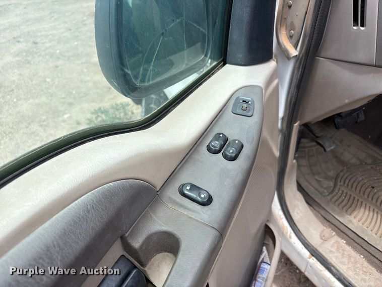 image for item JM9500 2004 Ford F350 Super Duty Ext. Cab pickup truck