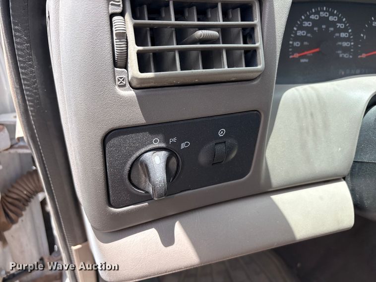image for item JM9500 2004 Ford F350 Super Duty Ext. Cab pickup truck