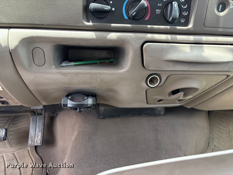 image for item JM9500 2004 Ford F350 Super Duty Ext. Cab pickup truck