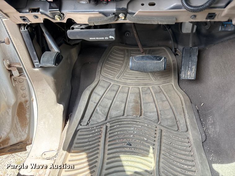 image for item JM9500 2004 Ford F350 Super Duty Ext. Cab pickup truck