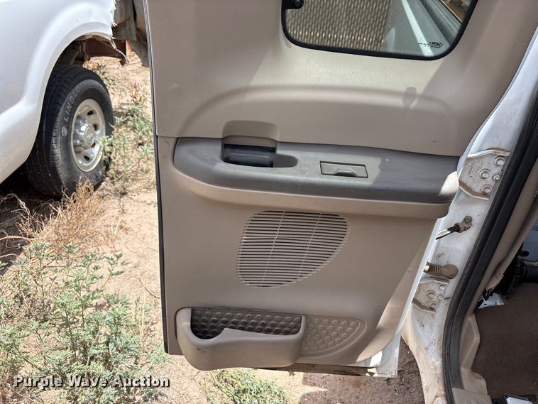 image for item JM9500 2004 Ford F350 Super Duty Ext. Cab pickup truck