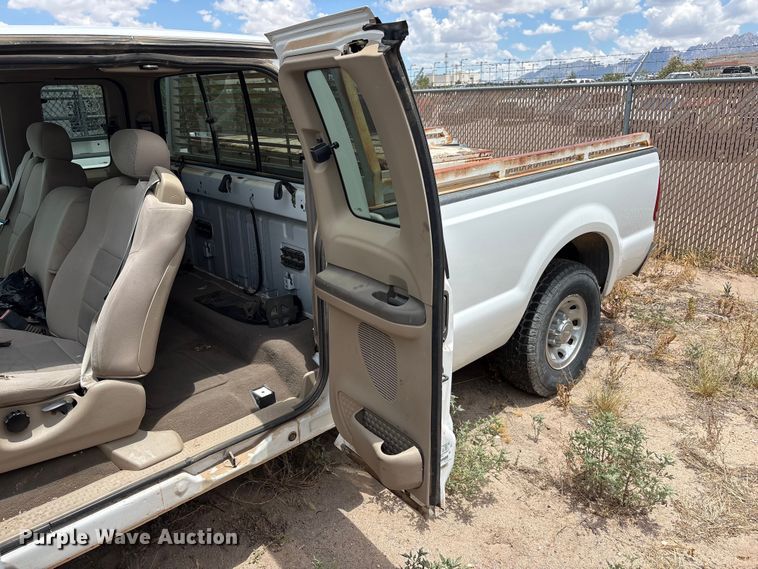 image for item JM9500 2004 Ford F350 Super Duty Ext. Cab pickup truck