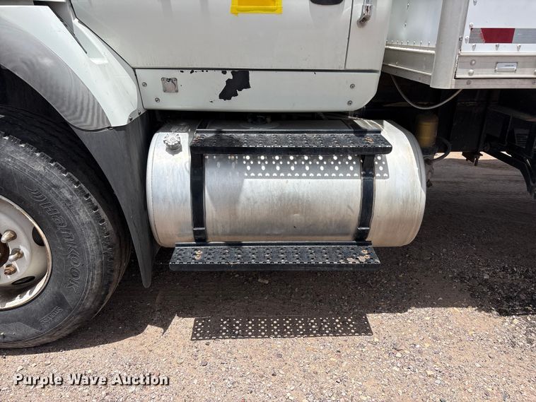 image for item JM9501 2006 International 7600 box truck