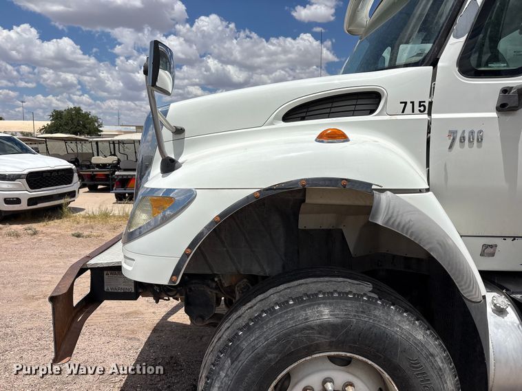 image for item JM9501 2006 International 7600 box truck