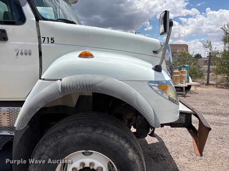 image for item JM9501 2006 International 7600 box truck
