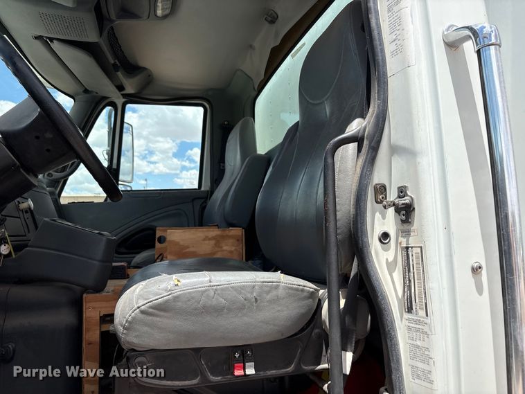 image for item JM9501 2006 International 7600 box truck