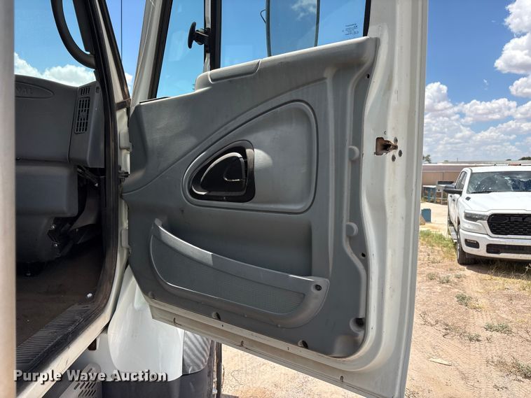 image for item JM9501 2006 International 7600 box truck