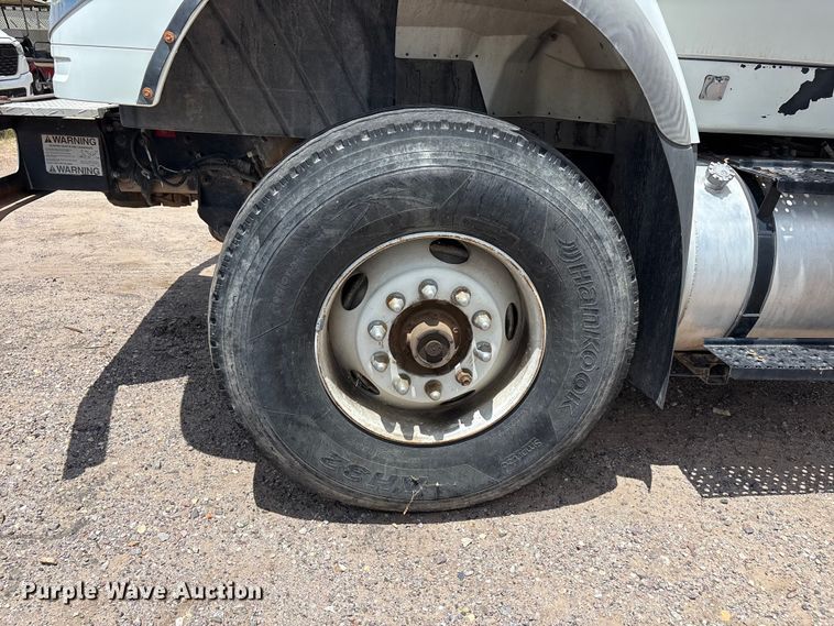 image for item JM9501 2006 International 7600 box truck