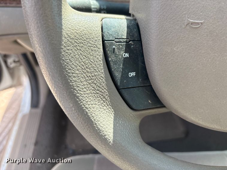 image for item JM9503 2005 Ford Crown Victoria 