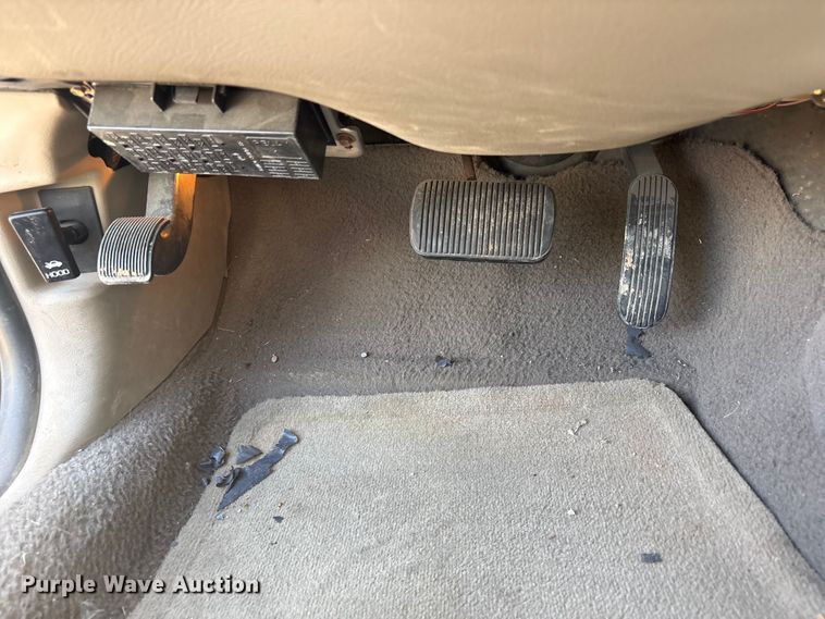 image for item JM9503 2005 Ford Crown Victoria 