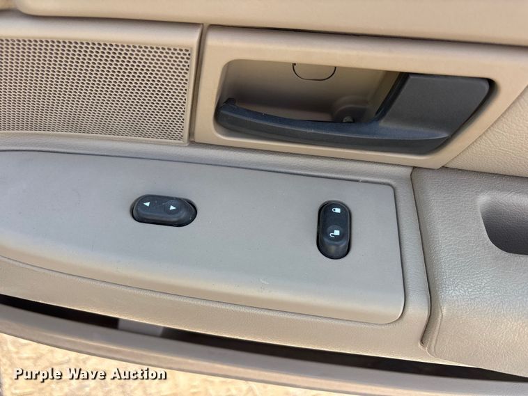 image for item JM9503 2005 Ford Crown Victoria 