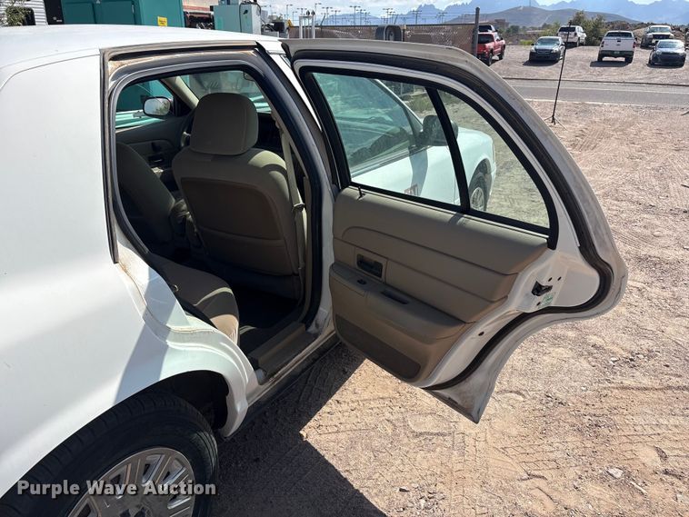 image for item JM9503 2005 Ford Crown Victoria 