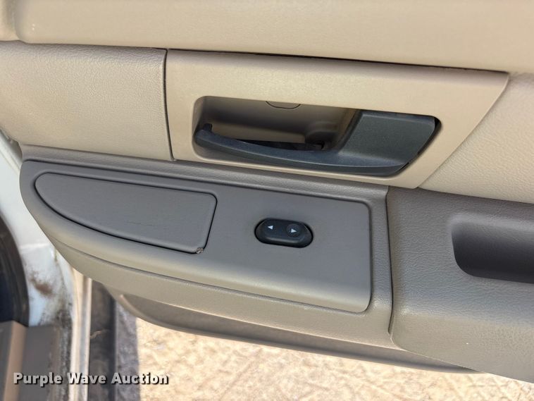 image for item JM9503 2005 Ford Crown Victoria 