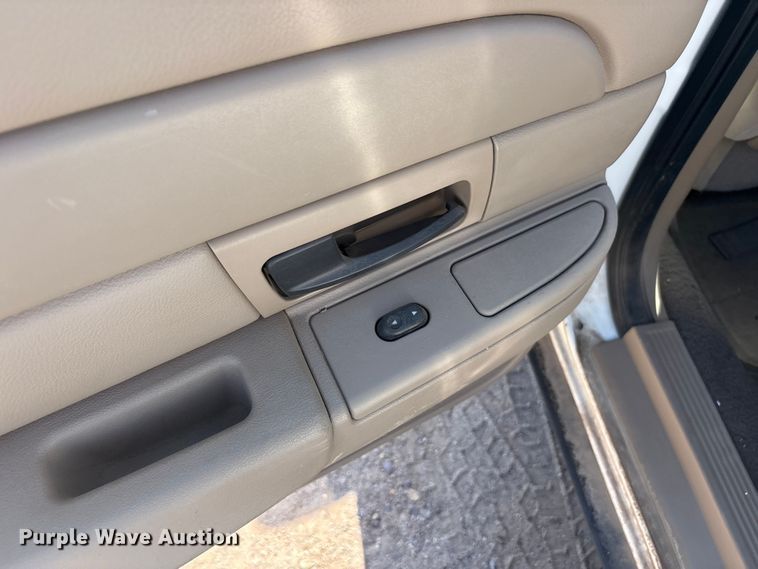 image for item JM9503 2005 Ford Crown Victoria 