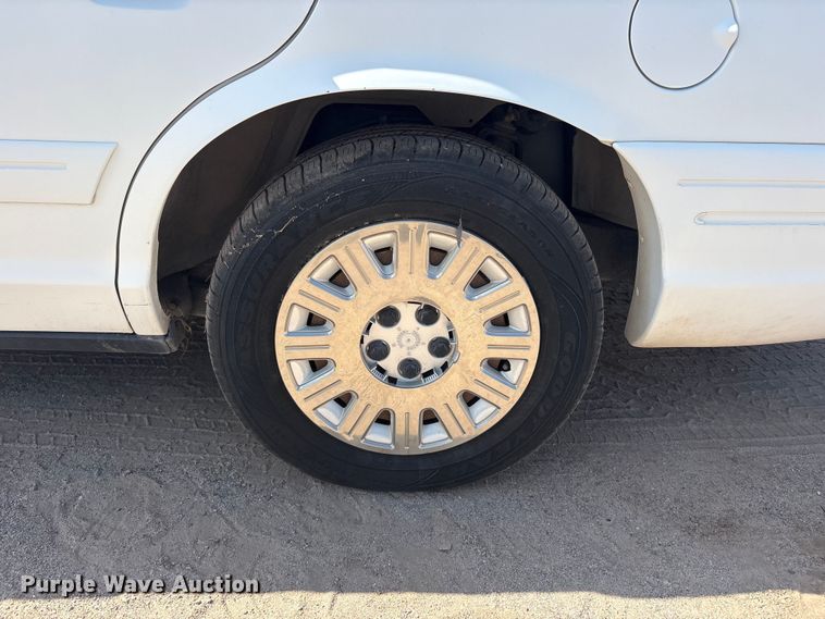 image for item JM9503 2005 Ford Crown Victoria 