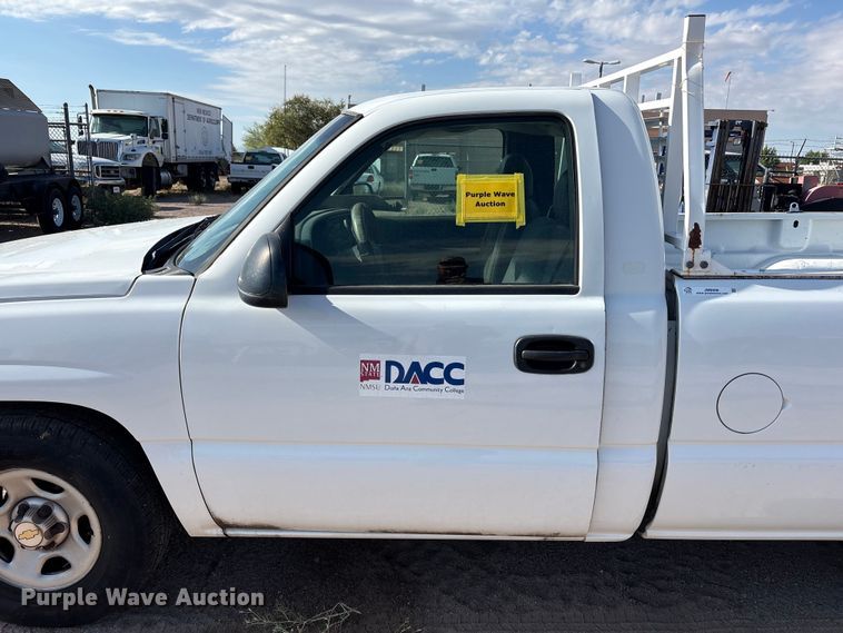 image for item JM9506 2004 Chevrolet Silverado 1500 pickup truck