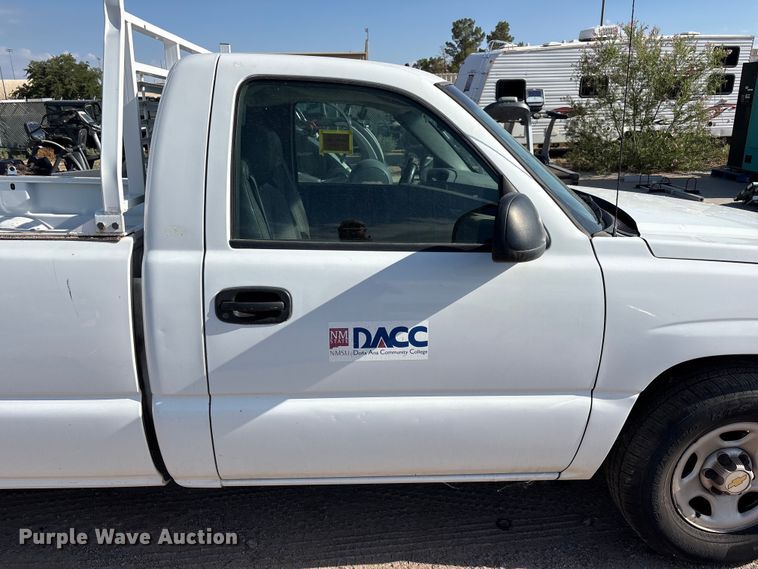 image for item JM9506 2004 Chevrolet Silverado 1500 pickup truck