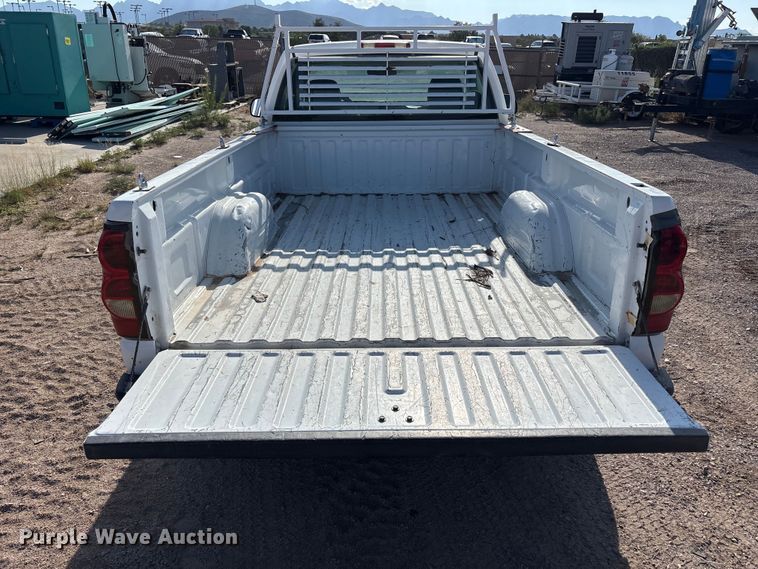 image for item JM9506 2004 Chevrolet Silverado 1500 pickup truck