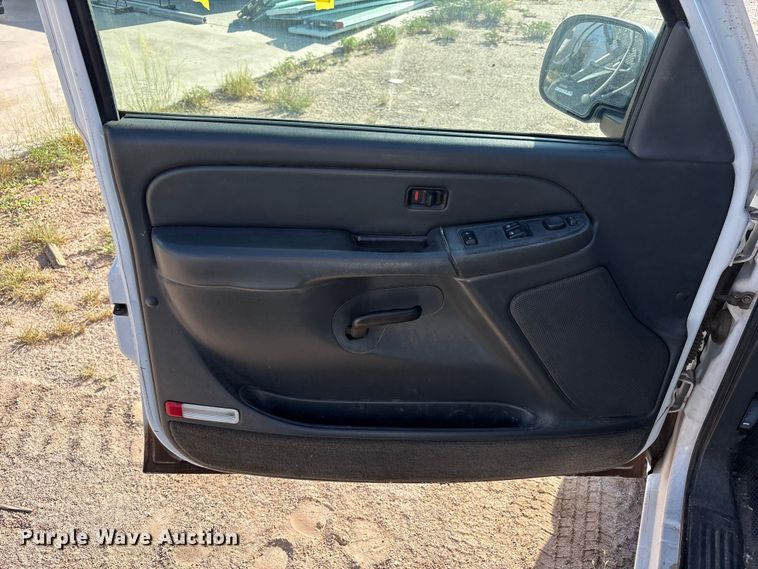 image for item JM9506 2004 Chevrolet Silverado 1500 pickup truck
