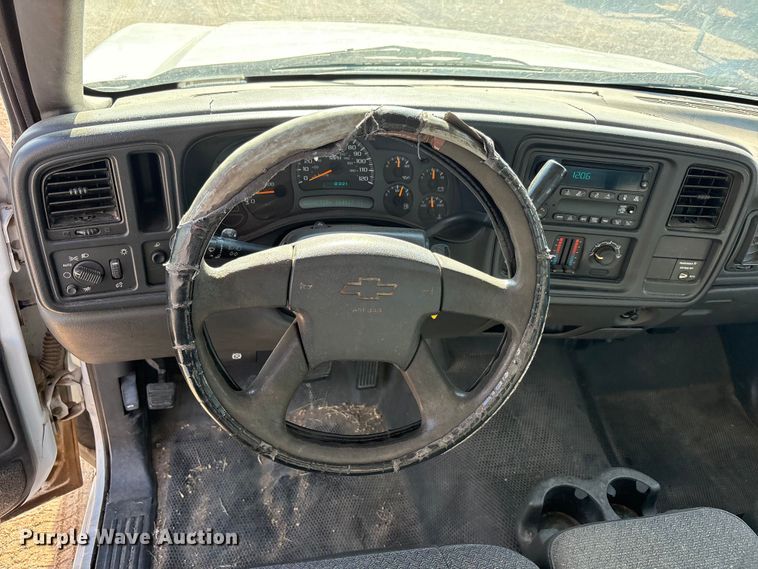 image for item JM9506 2004 Chevrolet Silverado 1500 pickup truck