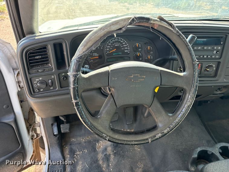 image for item JM9506 2004 Chevrolet Silverado 1500 pickup truck