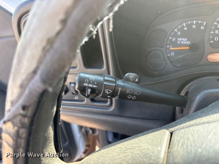 image for item JM9506 2004 Chevrolet Silverado 1500 pickup truck