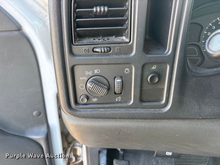 image for item JM9506 2004 Chevrolet Silverado 1500 pickup truck